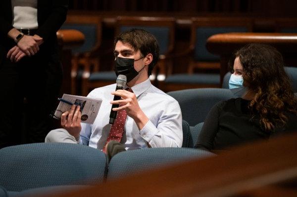 An audience member asks a question to Lindsay Chervinsky.